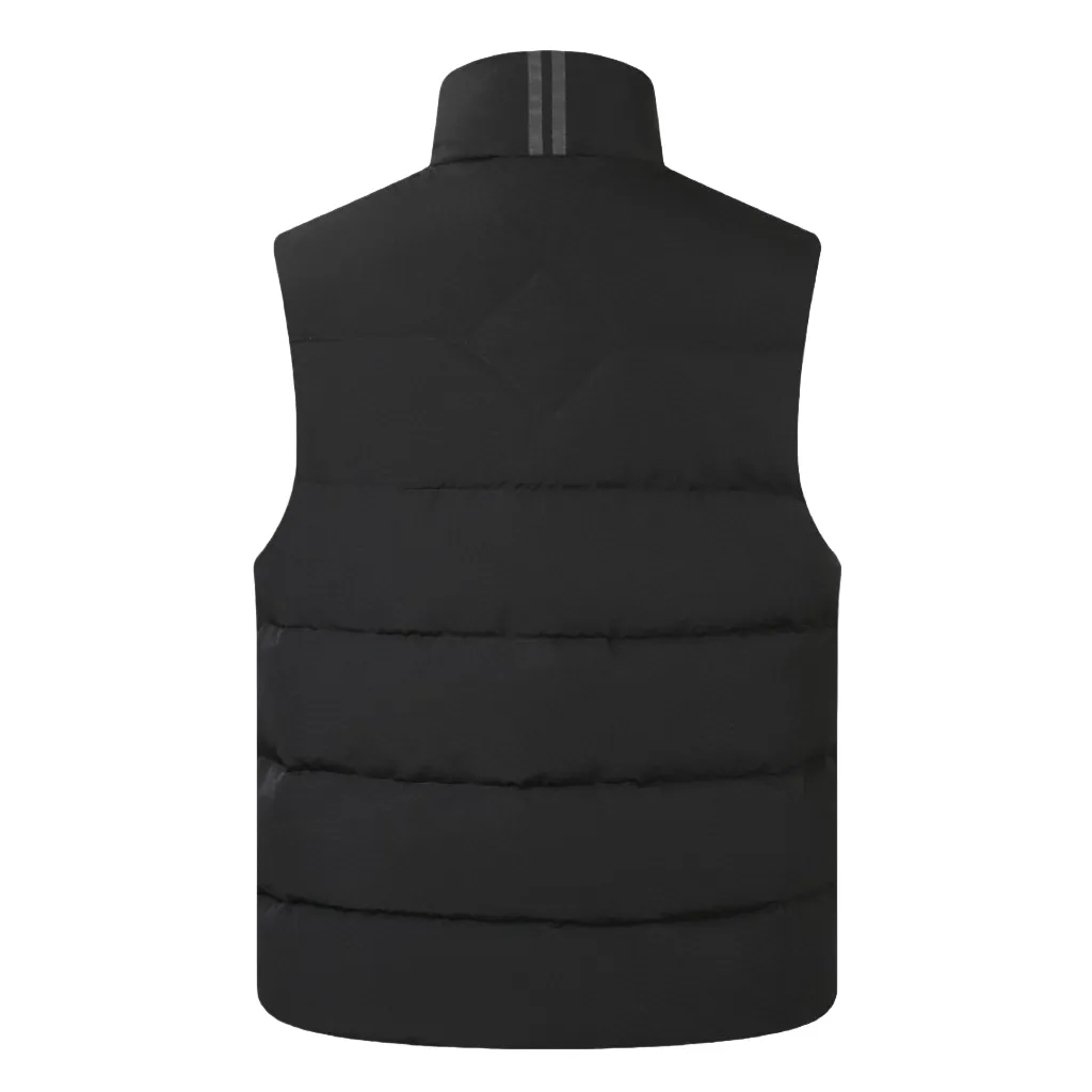 P710 [Exclusive supply] Canada Goose Black Label Badge Down Vest (Black) The high-quality filling is made of 90 national standard high-quality white duck down, selected high-loft velvet, weighing 160g, light and warm, with excellent temperature locking performance and good resilience. The fabric is made of high-quality protective nylon fabric, which not only enhances the wear resistance of the surface, but also takes into account wind resistance, ensuring excellent performance in various harsh weather conditions. Three-dimensional quilting technology and precise thread reinforcement prevent lint from being drilled and ensure that the fluffy and resilient elasticity lasts like new. The ribbon is woven with polyester as the base, and the brand letters are decorated on the ribbon through high-precision computer embroidery. The edges of the pattern are clear, the stitches are fine and even, and multiple layers of embroidery thread are stacked to enhance the three-dimensional effect. Size:S-M-L-XL
